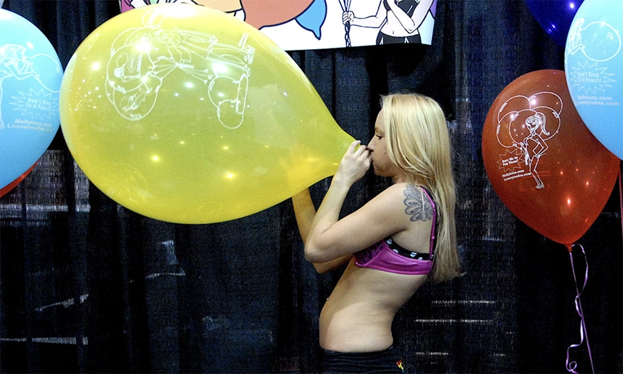 The looning fetish - blowing up a balloon
